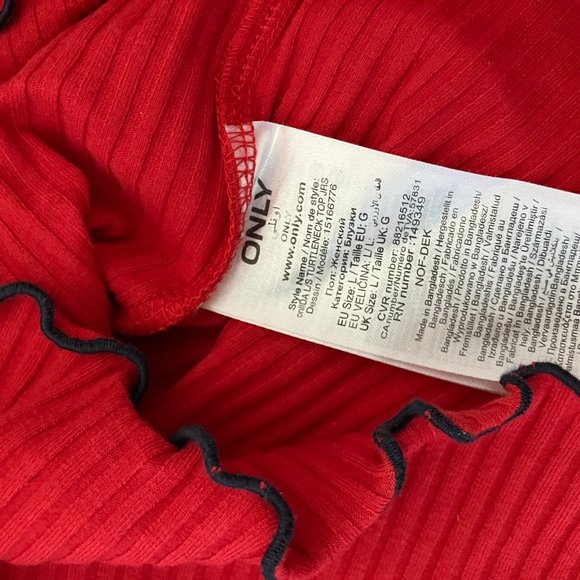 Red knit turtleneck - Picture 3 of 7